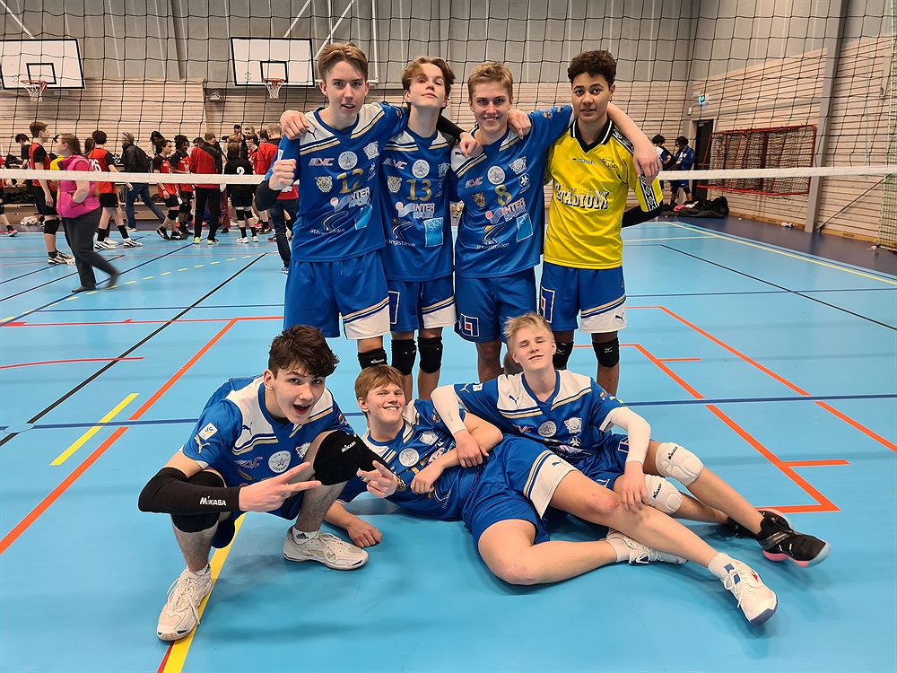 Atletik yalangoch qizlarning dumbalari